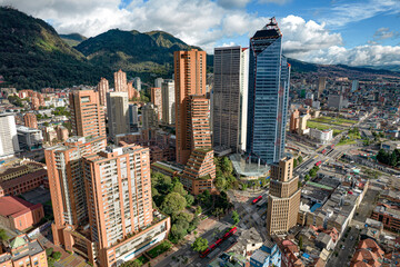 Paisaje urbano de la ciudad de Bogotá, Colombia, ubicada en sur américa  - obrazy, fototapety, plakaty