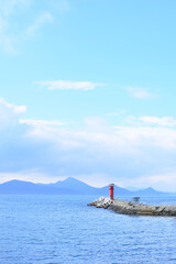 빨간색 등대와 바다 그리고 하늘