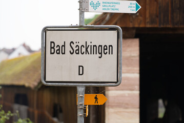 Obraz premium Close-up of traffic sign Bad Säckingen, Baden-Württemberg, at Village of Stein, Canton Aargau, on a cloudy spring day. Photo taken May 6th, 2022, Stein, Switzerland.
