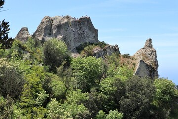 Fototapeta na wymiar Serrara Fontana - Turisti sulla cima del Monte Epomeo dal Belvedere La Grotta