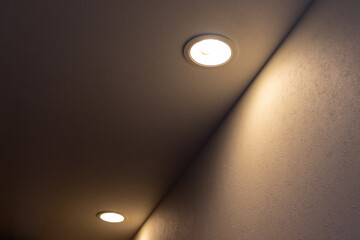 Fototapeta na wymiar 天井に設置された円形の照明器具 