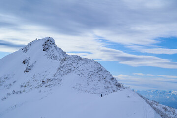 Fototapeta na wymiar 冬の群馬県利根郡 剣ヶ峰山に向かう50m直下の稜線から山頂を見る