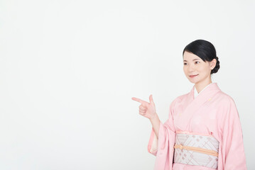 指で指し示す着物を着た女性