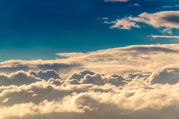 Sonnenaufgang über den Wolken.
