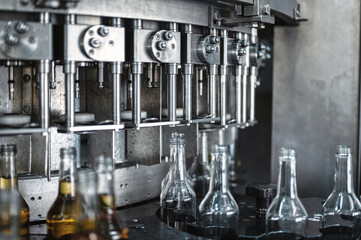 Automatic equipment puts caps on alcohol beverage bottles