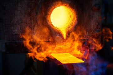 Filling casting form with melted gold in shielding gases