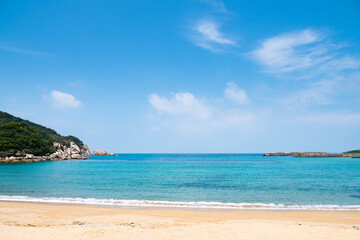 Fototapeta na wymiar 糸島市の美しいビーチ、芥屋の海水浴場