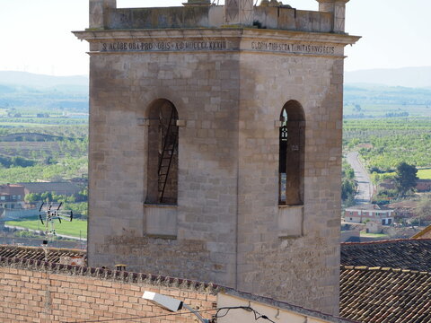 torre campanario neocl&aacute;sica de base cuadrada, inscripciones latinas referidas a la virgen, sant jaume y a dios con el a&ntilde;o 1883,  con cuatro ojos, cuatro torres con pararrayos coronan la torre, l&eacute;rida