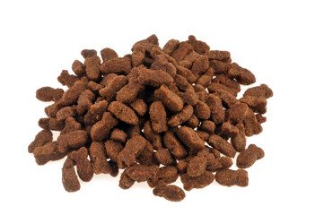 Croquettes pour chat en gros plan sur fond blanc