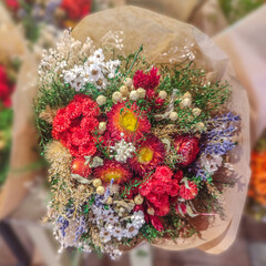 Bouquet de fleurs multicolores sur l'étale d'un fleuriste