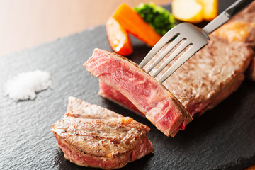 ステーキ　焼肉　鉄板焼き　クローズアップ　焼き肉