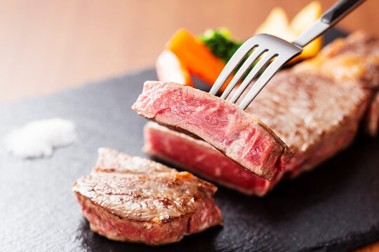 ステーキ　焼肉　鉄板焼き　クローズアップ　焼き肉
