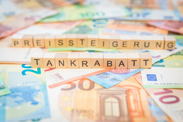 Das Wort Tankrabatt – in deutsch für Fuel discount -  und Preissteigerung  – in deutsch für...