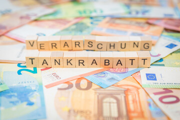 Das Wort Tankrabatt – in deutsch für Fuel discount -  und Verarschung  – in deutsch für...
