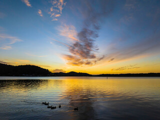 Obraz premium High cloud sunrise at the waterfront