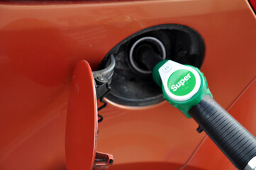 Autotank befüllen mit Super: An Tankstelle Motorenkraftstoff tanken