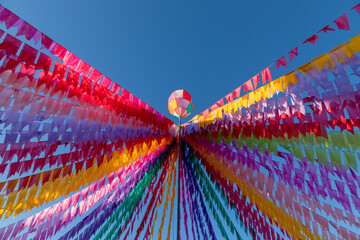 bandeirinhas coloridas e balão decorativo de festa junina