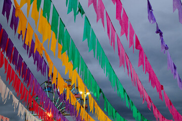 bandeirinhas coloridas em frente a roda gigante 