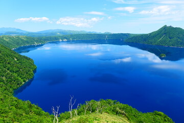 Fototapeta na wymiar 阿寒摩周国立公園。神秘の湖、摩周湖。弟子屈、北海道、日本。6月下旬。