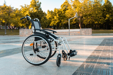 Obraz premium Detalle de silla de ruedas sin gente en un parque.