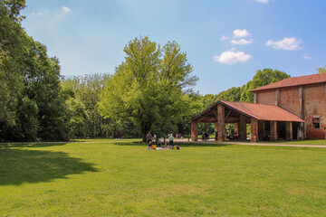 Pic nic sul prato tra alberi e cascine
