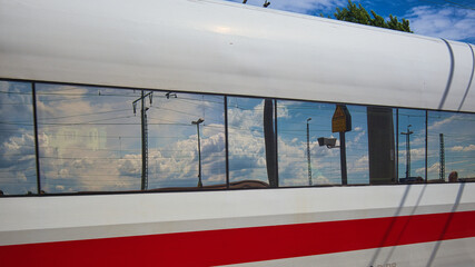 Wolken Spiegelung im Fester eines ICE, Zug, Deutsche Bahn, Bitterfeld, Sachsen Anhalt, Deutschland