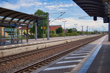 Bahnsteig und Gleise am Bahnhof Bitterfeld, Eisenbahn und Zug, Sachsen Anhalt, Deutschland