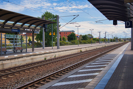 Modernisierter Bahnhof Bitterfeld an sonnigem Tag: Bahnsteig und Gleise in Sachsen-Anhalt am Bahnhof Bitterfeld, Eisenbahn und Zug, Sachsen Anhalt, Deutschland
