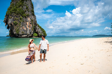 Pareja de enamorados disfrutando de playa paradisíaca, en Railay Beach, Tailandia
