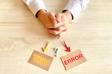 トライアンドエラー 男性の手とTRY・ERROR