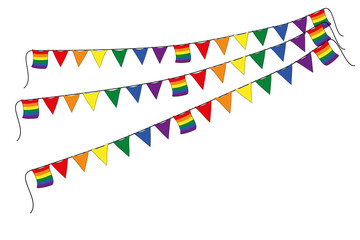Drei Wimpelketten in Regenbogenfarben auf weißem Hintergrund.