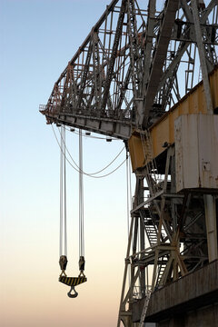 Heavy duty harbor crane