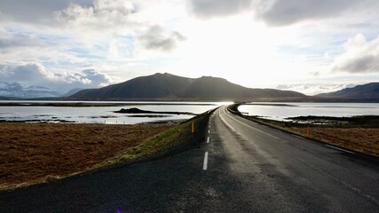 Straße bis zum Horizont, Landschaftspanorama in Island.