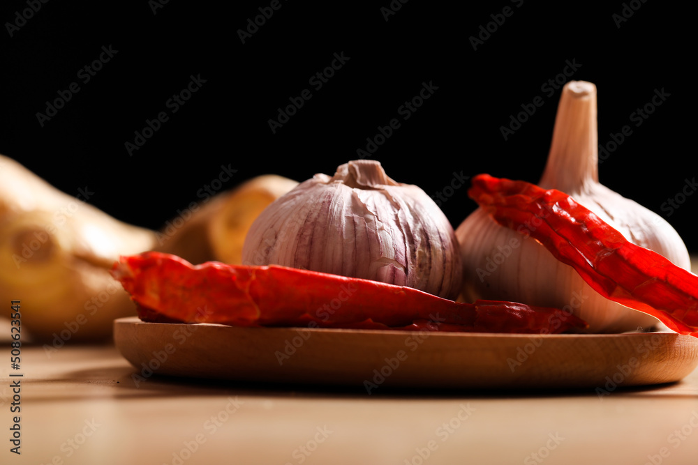 Poster Ginger, garlic and red pepper in the bamboo basket