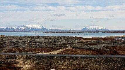 Straße bis zum Horizont, Landschaftspanorama in Island.