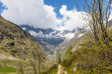 Vue sur le Cirque du Gioberney depuis les chemins de randonnée pour le Refuge de Chabournéou dans la Vallée du Valgaudemar