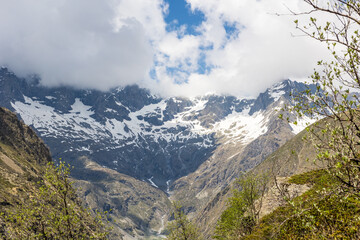 Fototapeta premium Vue sur le Cirque du Gioberney depuis les chemins de randonnée pour le Refuge de Chabournéou dans la Vallée du Valgaudemar