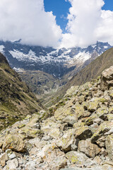 Vue sur le Cirque du Gioberney depuis les chemins de randonnée pour le Refuge de Chabournéou dans la Vallée du Valgaudemar