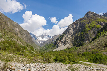 Paysage depuis le chemin de randonnée vers le Refuge de Chabournéou dans la Vallée du Valgaudemar