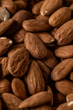 Unshelled raw almonds