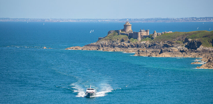 Visite en bateau du Cap Fr&eacute;hel avec le Fort la Latte en arri&egrave;re plan