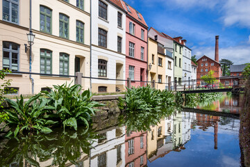 Fototapeta na wymiar Stadtgraben Altstadt Wismar entzerrt sonnig