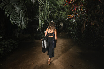Obraz na płótnie Canvas person walking in to the jungle