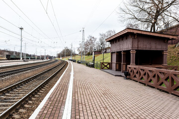 Fototapeta na wymiar Railway station platform Kozlova Zaseka in Yasnaya Polyana, Russia