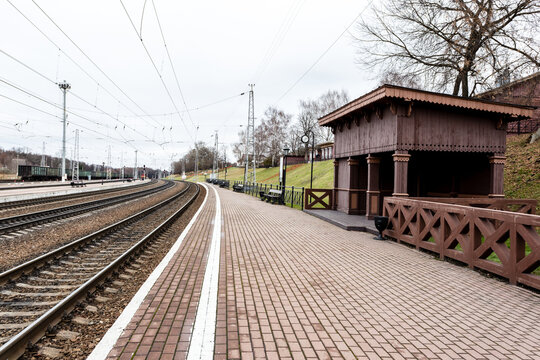 Railway station platform Kozlova Zaseka in Yasnaya Polyana, Russia
