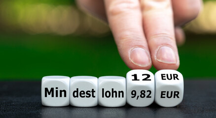 Symbol für die Erhöhung des Mindestlohns zum 1. Oktober 2022 von 9,82 EUR auf 12 EUR in...