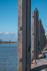 Duckdalben im Kutterhafen von Fedderwardersiel in Niedersachsen