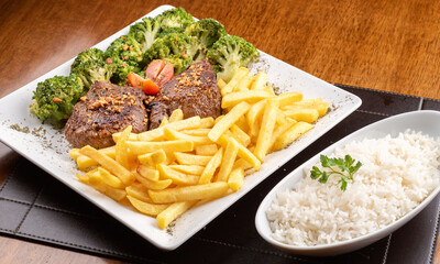 filet mignon com batas fritas e arroz