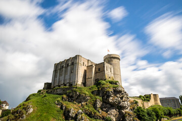 Vue en longue exposition par temps nuageux du Château de Guillaume-le-Conquérant à Falaise