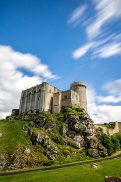 Vue en longue exposition par temps nuageux du Ch&acirc;teau de Guillaume-le-Conqu&eacute;rant &agrave; Falaise